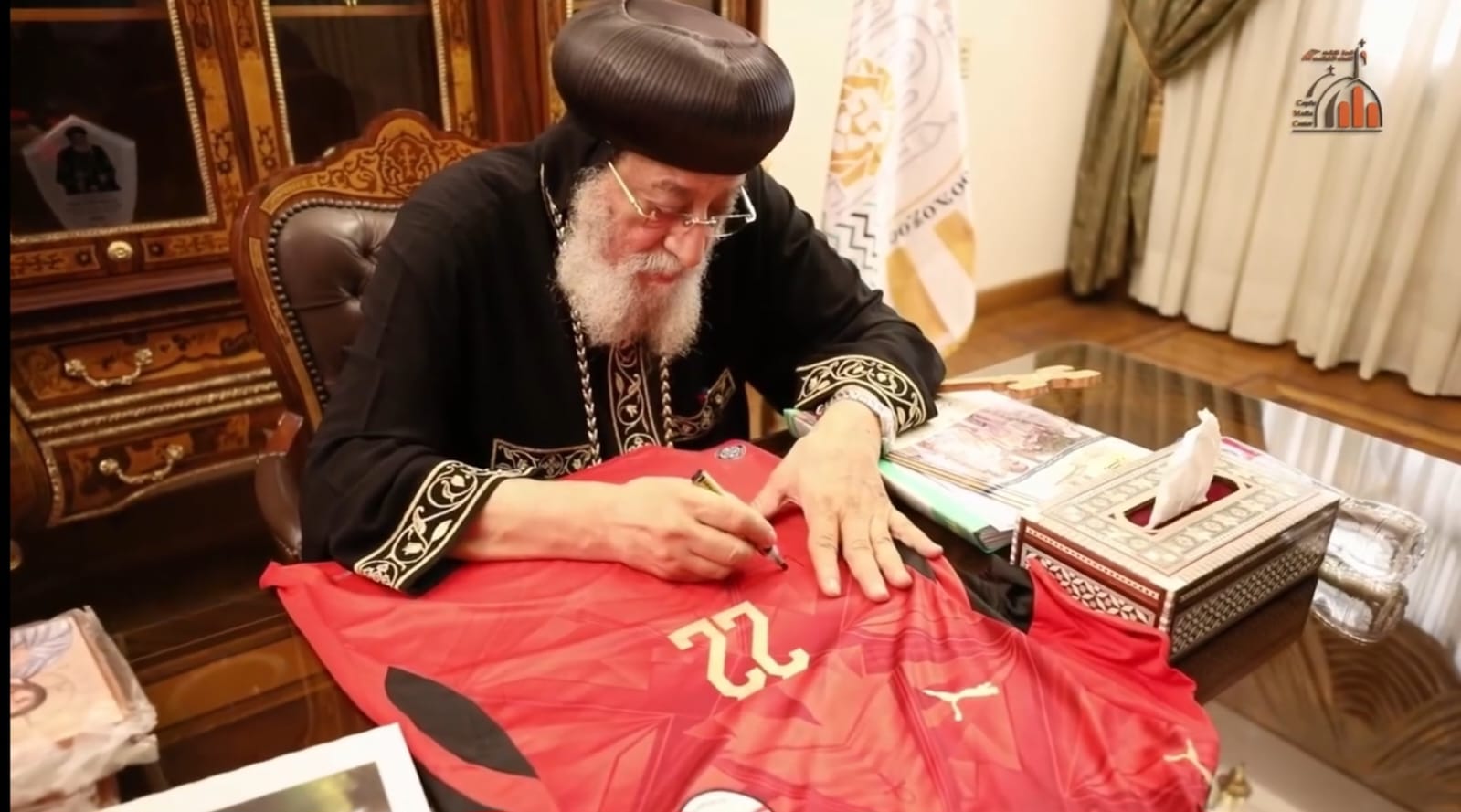 جانب من توقيع قداسة البابا جانب من توقيع قداسة البابا