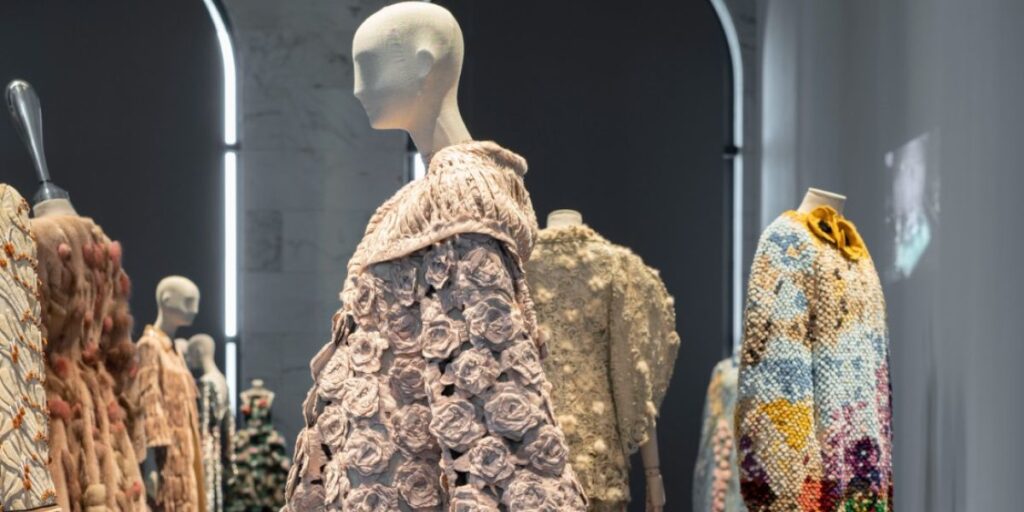 حكاية خيالية من المستقبل... 10 سنوات من أزياء الكوتور الراقية من ‏FENDI‏ ‏