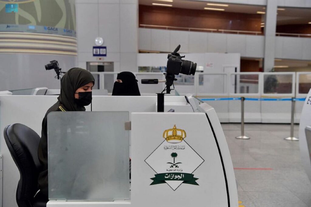 الجوازات تتيح إصدار تصاريح السفر لمن دون 21 عبر «أبشر» - جهات الإخبارية