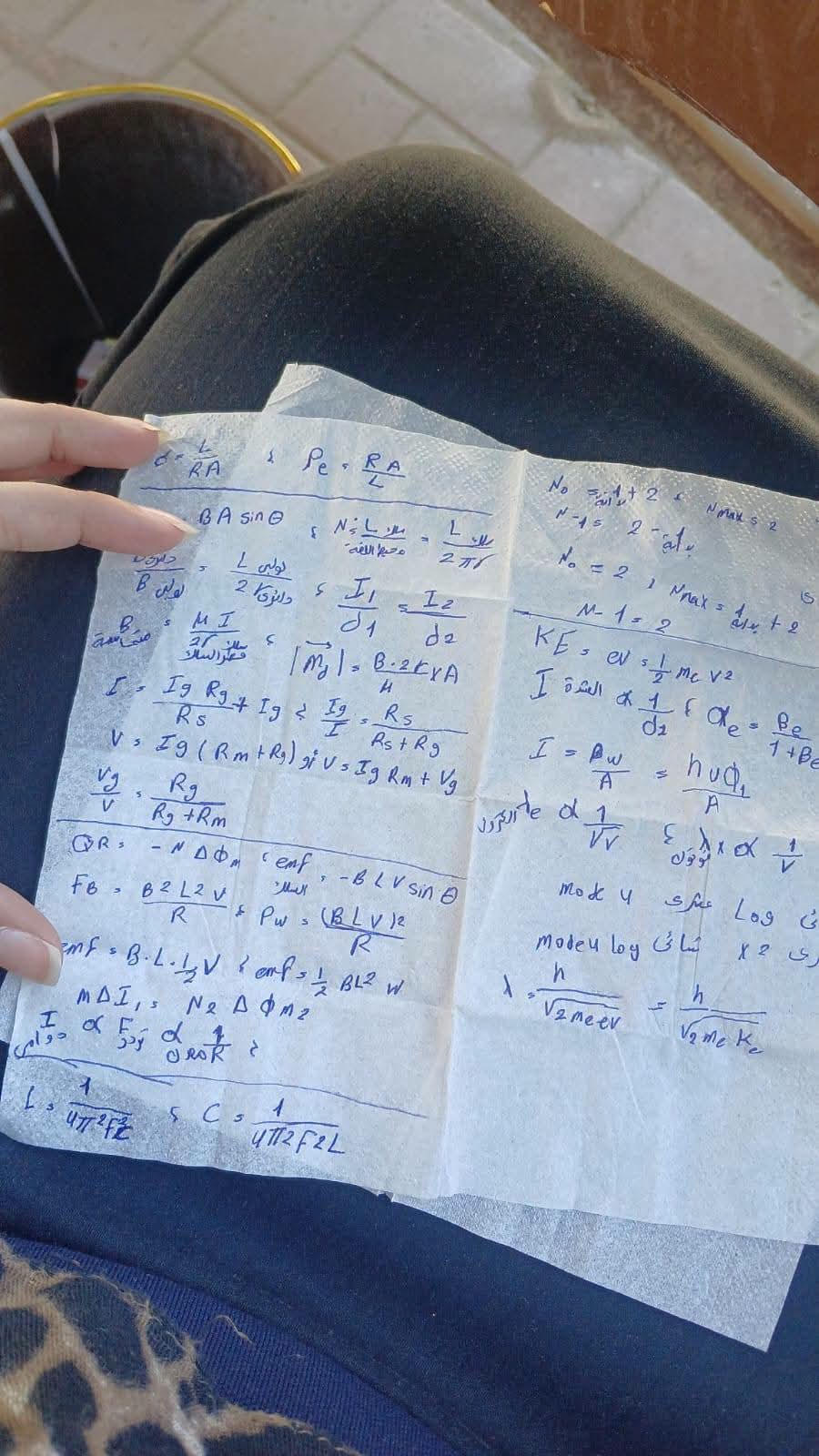 ضبط طالب كتب أسئلة لامتحان الفيزياء على منديل ضبط طالب كتب أسئلة لامتحان الفيزياء على منديل