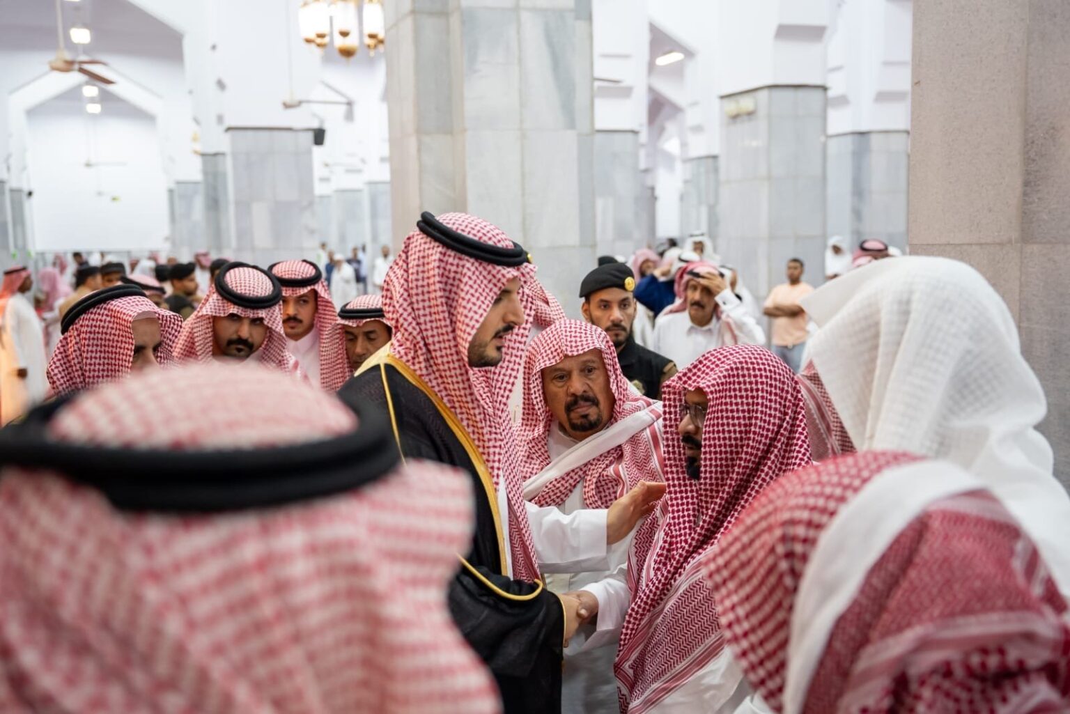 محافظ الطائف يؤدي الصلاة على شهيد حادث مروحية أرامكو وينقل تعازي أمير مكة ونائبه محافظ الطائف يؤدي الصلاة على شهيد حادث مروحية أرامكو وينقل تعازي أمير مكة ونائبه