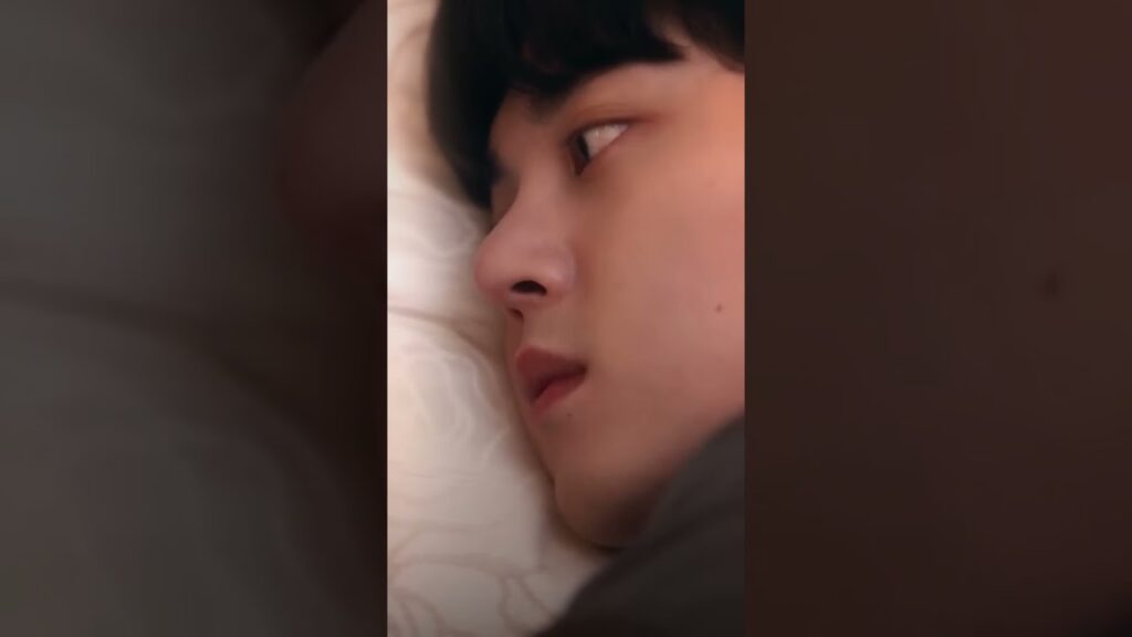 عناق حلو من رئيس الشركة، فتنام سندريلا هادئة بين ذراعيه 💤❤️