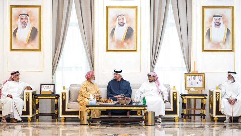 رئيس الدولة يزور سيف مفتاح النيادي رئيس الدولة خلال زيارته سيف النيادي بمنزله في العين. وام