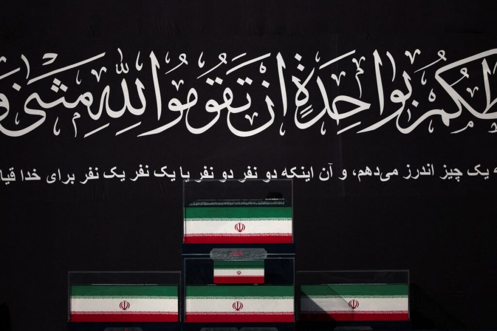 مجتبى خامنئي يغيب عن صلاة جنازة والده في طهران