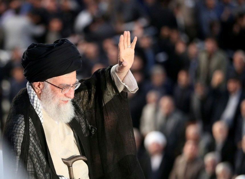 حشود كبيرة تشارك في الصلاة على جثمان خامنئي في طهران بغياب نجله مجتبى