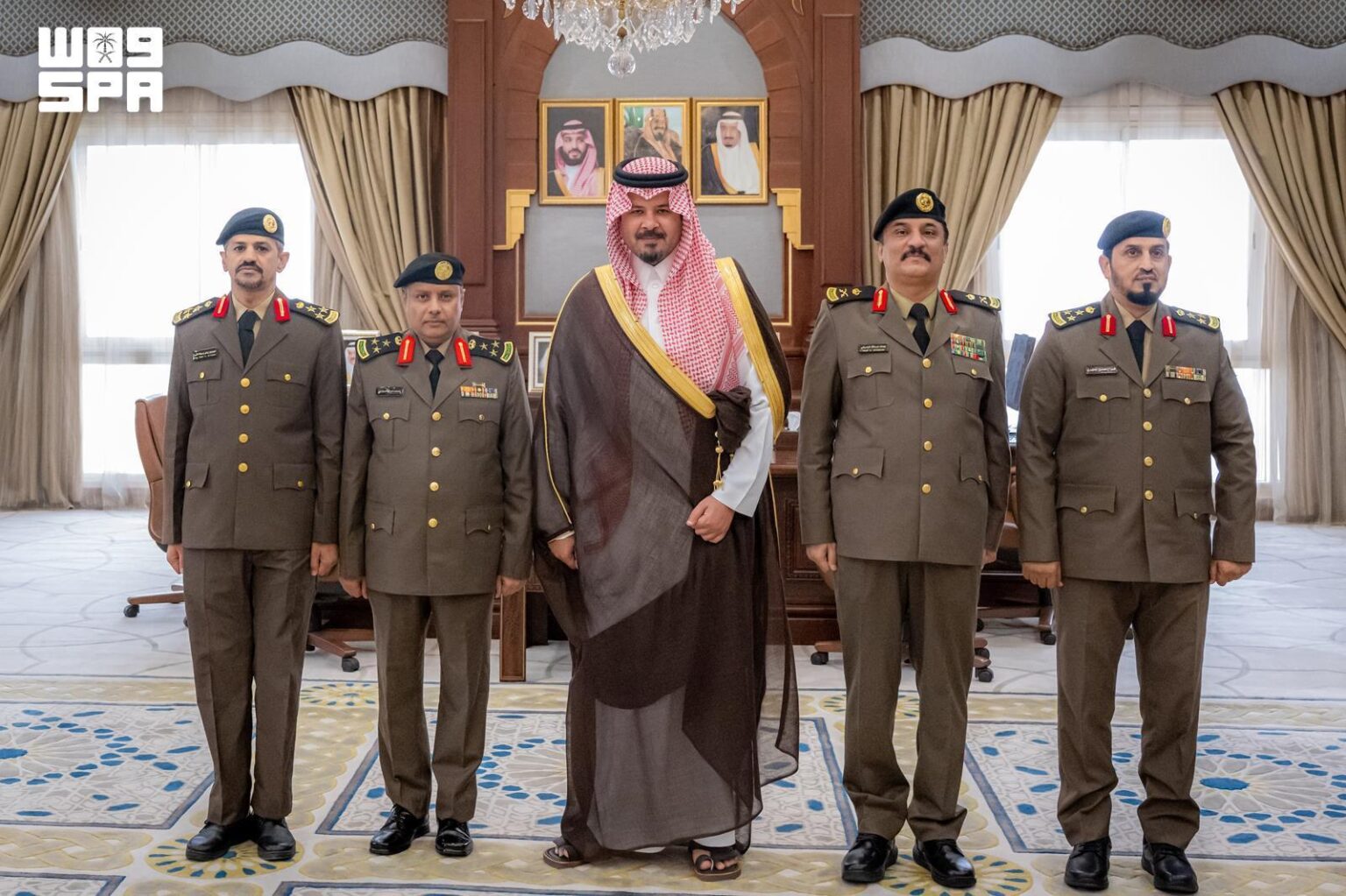 أمير المدينة المنورة يقلّد خمسة ضباط رتبهم الجديدة عقب صدور الأوامر السامية أمير المدينة المنورة يقلّد خمسة ضباط رتبهم الجديدة عقب صدور الأوامر السامية