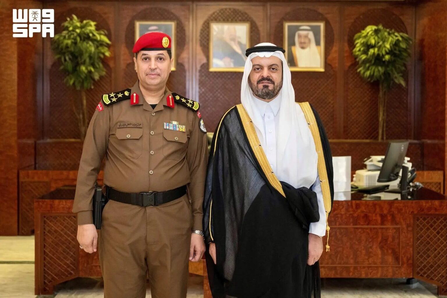نائب أمير مكة المكرمة يقلّد قائد أمن الإمارة رتبته الجديدة نائب أمير مكة المكرمة يقلّد قائد أمن الإمارة رتبته الجديدة