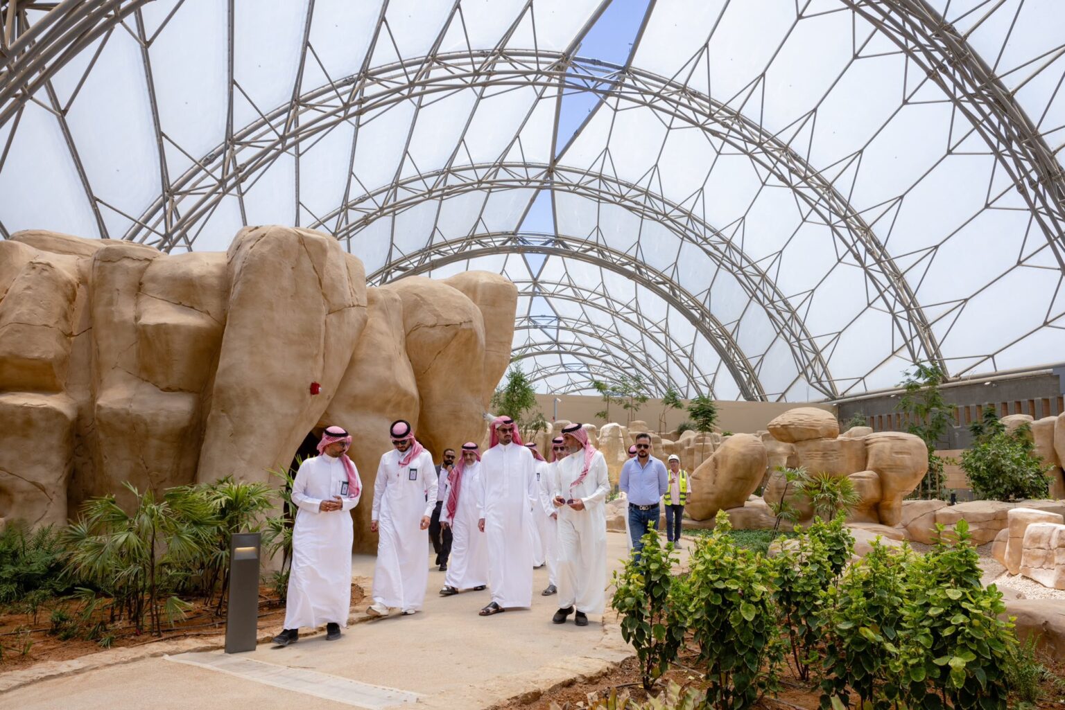 أمين الرياض: حدائق الملك عبدالله تقترب من الاكتمال وتوفر 21 درجة وسط موجة الحر أمين الرياض: حدائق الملك عبدالله تقترب من الاكتمال وتوفر 21 درجة وسط موجة الحر