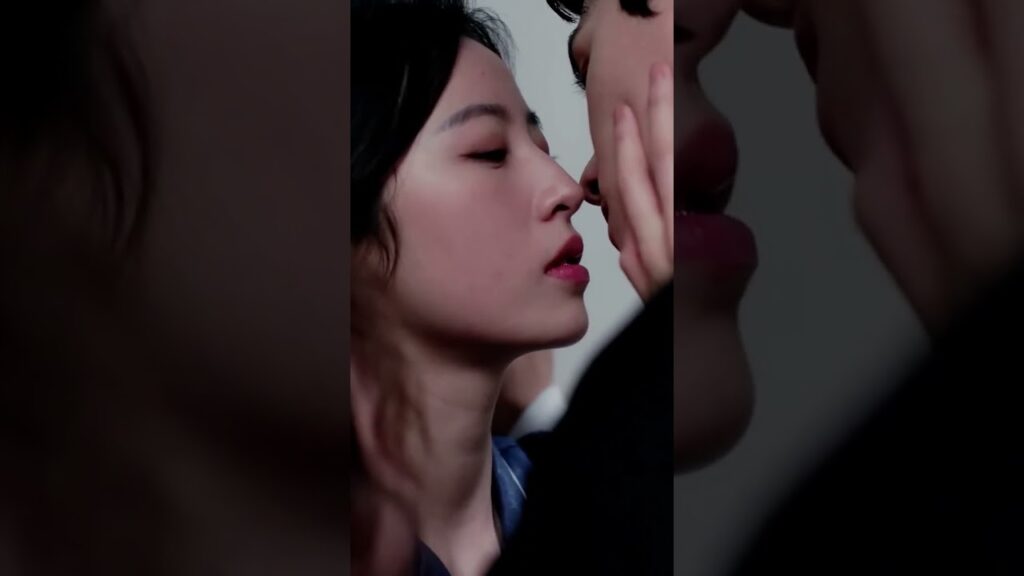 الزوجان يقبلان بعضهما البعض فجأة يظهر صديق سكران ويحرجهما تمامًا 🍷😳❤️