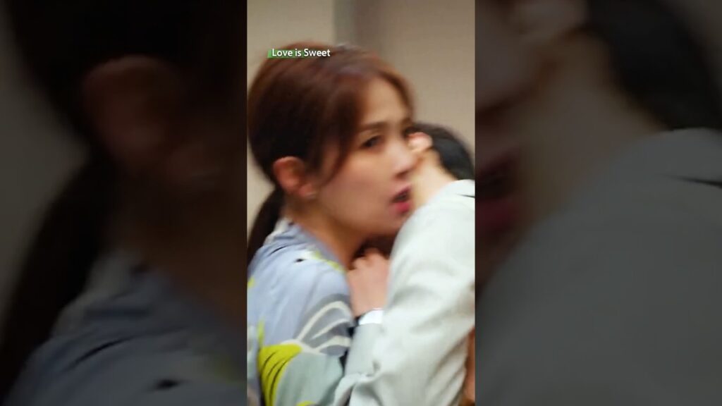 قبلات متتالية… وشاهد غير متوقَّع 😂😱 #loveissweet #cdrama #luoyunxi #bailu #wangyilun #半是蜜糖半是伤