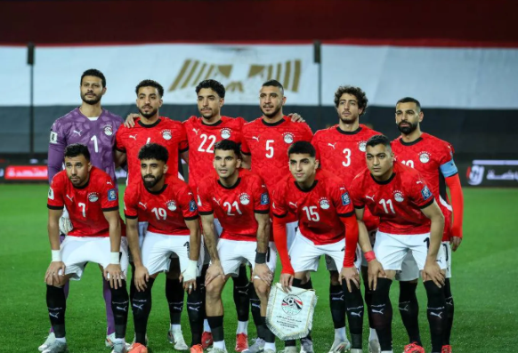 فنان مصري ينتقد اللقاءات التليفزيونية مع لاعبي المنتخب: عايشين في طشة ملوخية ! فنان مصري ينتقد اللقاءات التليفزيونية مع لاعبي المنتخب: عايشين في طشة ملوخية !