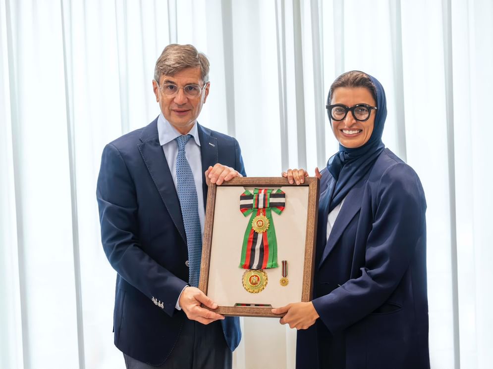 رئيس الدولة يمنح سفير الجمهورية الفرنسية وسام زايد الثاني من الدرجة الأولى رئيس الدولة يمنح سفير الجمهورية الفرنسية وسام زايد الثاني من الدرجة الأولى