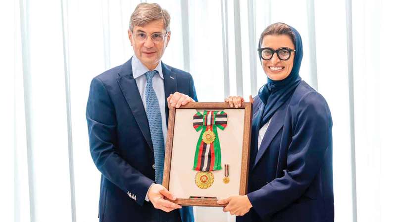 رئيس الدولة يمنح سفير فرنسا وسام زايد الثاني.. وسفير بلجيكا وسام الاستقلال رئيس الدولة يمنح سفير فرنسا وسام زايد الثاني.. وسفير بلجيكا وسام الاستقلال