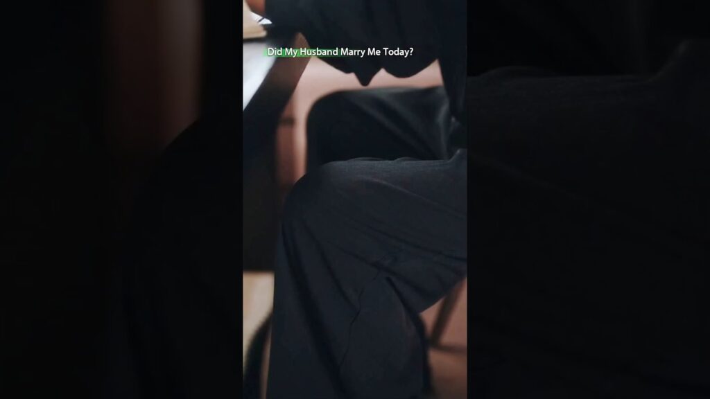 🤭 قبلة صغيرة بين الزوجين... ورد فعل الحماة كان الألطف🍿 #verticaldrama #shortdrama  #MicroDrama