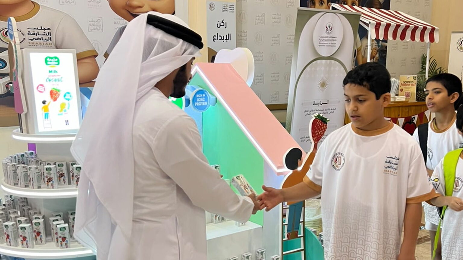 اكتفاء تُعرّف منتسبي نادي مليحة بمنتجاتها العضوية اكتفاء تُعرّف منتسبي نادي مليحة بمنتجاتها العضوية