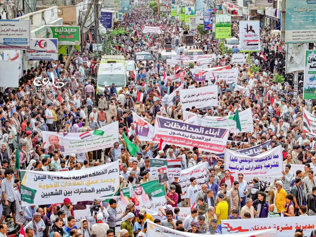 مسيرة حاشدة في تعز تؤيد «معركة التحرير» وقرارات القيادة اليمنية مسيرة حاشدة في تعز تؤيد «معركة التحرير» وقرارات القيادة اليمنية