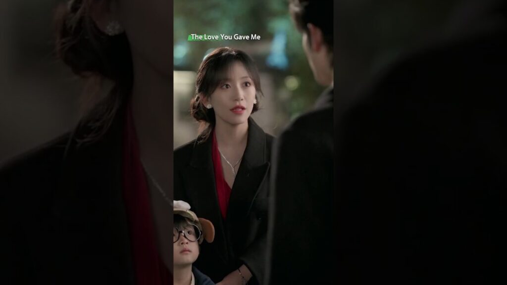 وقف الطفل أمام أمه كأنه درع صغير لا يخاف أحدًا 🛡️🥺 #verticaldrama #shortdrama #MicroDrama #cdrama