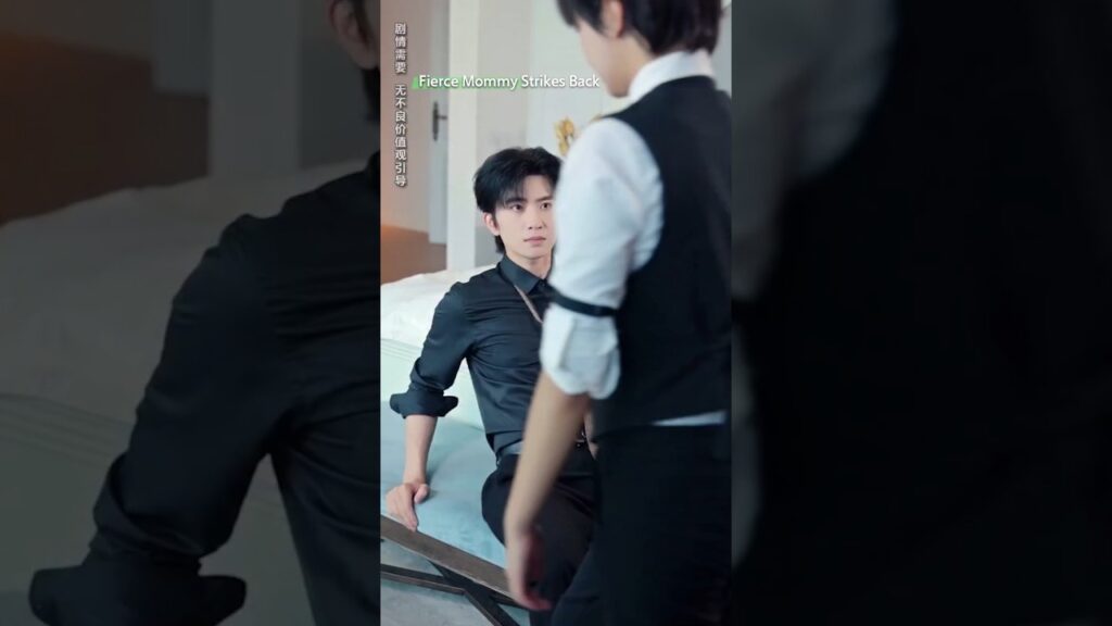 لقطة غريبة… وانفصلوا بسرعة قبل ما ينكشفوا🤣 #verticaldrama #shortdrama #MicroDrama #cdrama