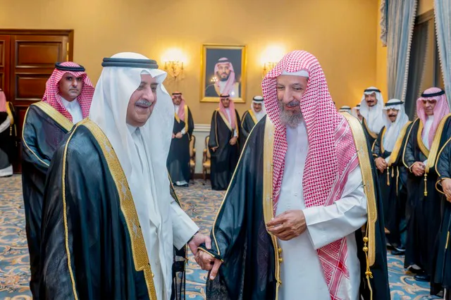 أمير تبوك يستقبل الشيخ الشثري مهنئاً بعودته من رحلته العلاجية أمير تبوك يستقبل الشيخ الشثري مهنئاً بعودته من رحلته العلاجية
