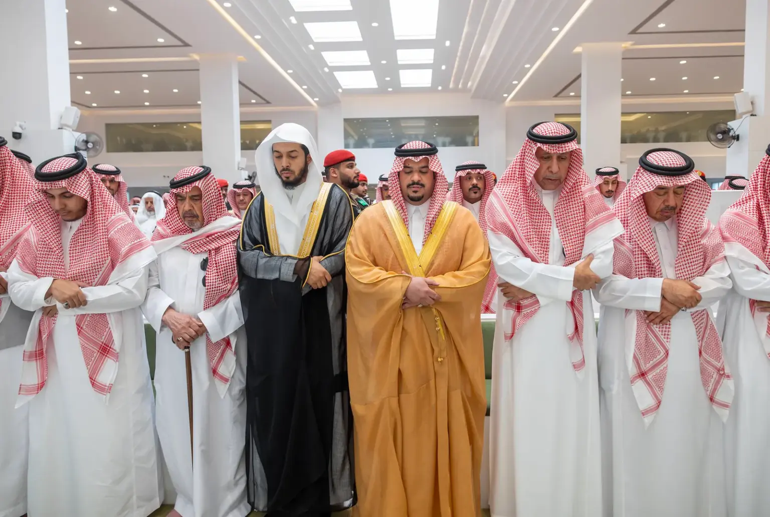 نائب أمير الرياض يؤدي صلاة الميت على سليمان العباد نائب أمير الرياض يؤدي صلاة الميت على سليمان العباد