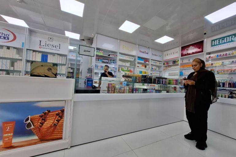 أسعار الأدوية تشهد ارتفاعا جراء تعثر سلسلة استيراد المواد الأولية بسبب الحصار البحري السابق (الجزيرة)