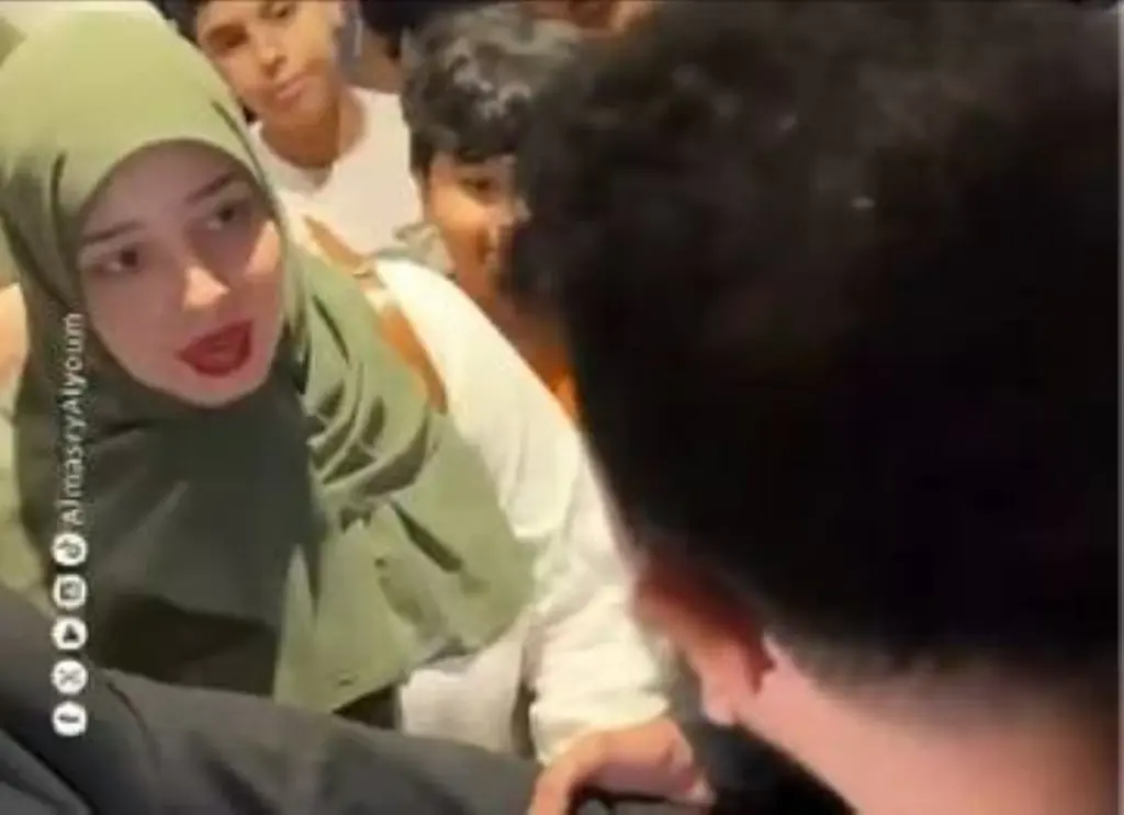«أنا مريضة وعايزاه يساعدني».. أول تعليق من «مجنونة العوضي» بعد واقعة السينما (فيديو) فتاة وأحمد العوضي