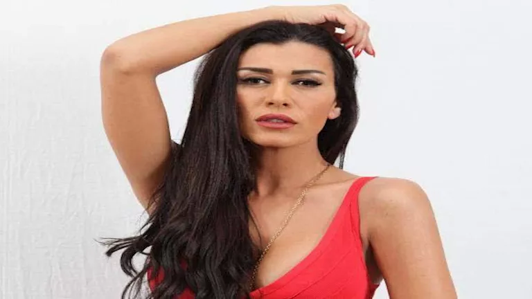 نادين الراسي ترد على من وصفها بالعجوز: بيكفي تعملوا عقد لبعض