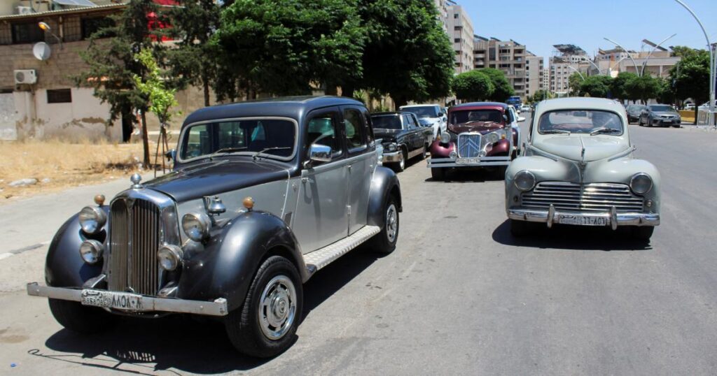 بدافع الشغف.. سوري يسعى إلى بناء متحف للسيارات القديمة