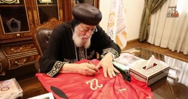 دعما للمنتخب..البابا تواضروس يوقع على قمصان صلاح ومرموش لأطفال الإسكندرية دعما للمنتخب..البابا تواضروس يوقع على قمصان صلاح ومرموش لأطفال الإسكندرية
