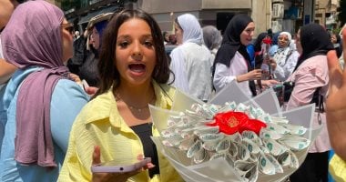 بوكيه بـ5 آلاف جنيه.. هدية فتاة لأختها بعد آخر امتحان بالثانوية العامة بوكيه بـ5 آلاف جنيه.. هدية فتاة لأختها بعد آخر امتحان بالثانوية العامة