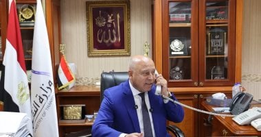 وزير النقل يهاتف سيدة أسوان ويكرمها بعد تصديها لرشق قطار بالحجارة وزير النقل يهاتف سيدة أسوان ويكرمها بعد تصديها لرشق قطار بالحجارة