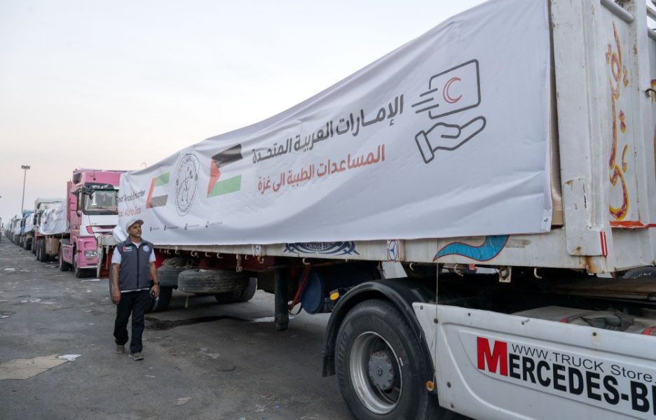 ضمن عملية “الفارس الشهم 3”.. دخول 5 قوافل مساعدات إماراتية إلى قطاع غزة تحمل 980 طناً من المساعدات الإغاثية ضمن عملية “الفارس الشهم 3”.. دخول 5 قوافل مساعدات إماراتية إلى قطاع غزة تحمل 980 طناً من المساعدات الإغاثية