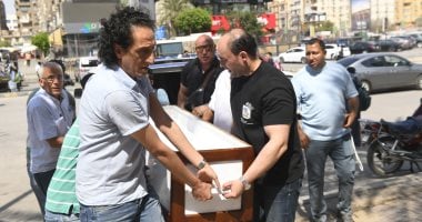 وصول جثمان الفنان أحمد جلال عبد القوى لأداء صلاة الجنازة وصول جثمان الفنان أحمد جلال عبد القوى لأداء صلاة الجنازة