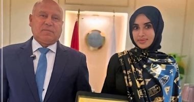 وزير النقل يكرم “سيدة أسوان” ويوجه بمنحها فرصة عمل بإحدى شركات السكة الحديد وزير النقل يكرم "سيدة أسوان" ويوجه بمنحها فرصة عمل بإحدى شركات السكة الحديد