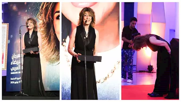 سماح أنور تنحني تقديرا لمهرجان الدار البيضاء خلال تكريمها سماح أنور تنحني تقديرا لمهرجان الدار البيضاء خلال تكريمها