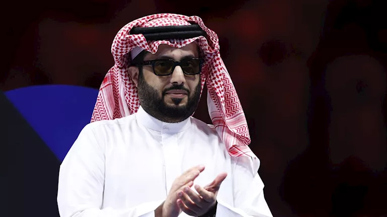 بالجلباب.. أحمد عز يحتفل بعيد ميلاده في كواليس “الأمير” بالجلباب.. أحمد عز يحتفل بعيد ميلاده في كواليس "الأمير"