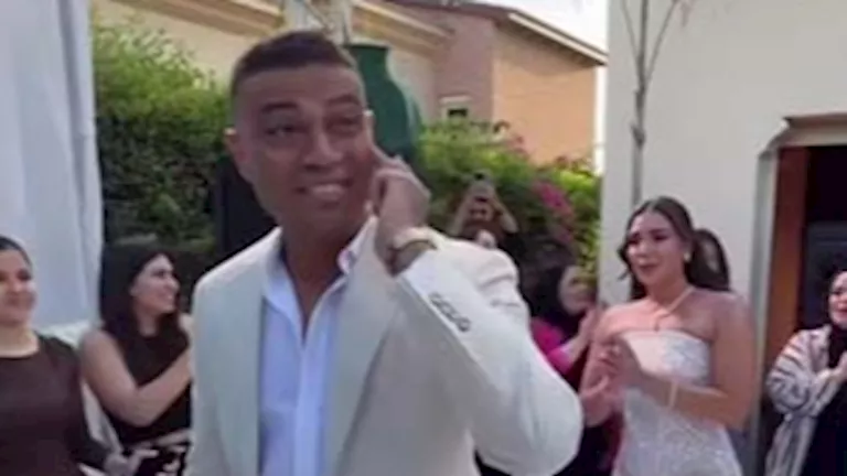 أحمد ماجد يرقص ويغني احتفالا بـ"خطوبته" وسط الأصدقاء- صور