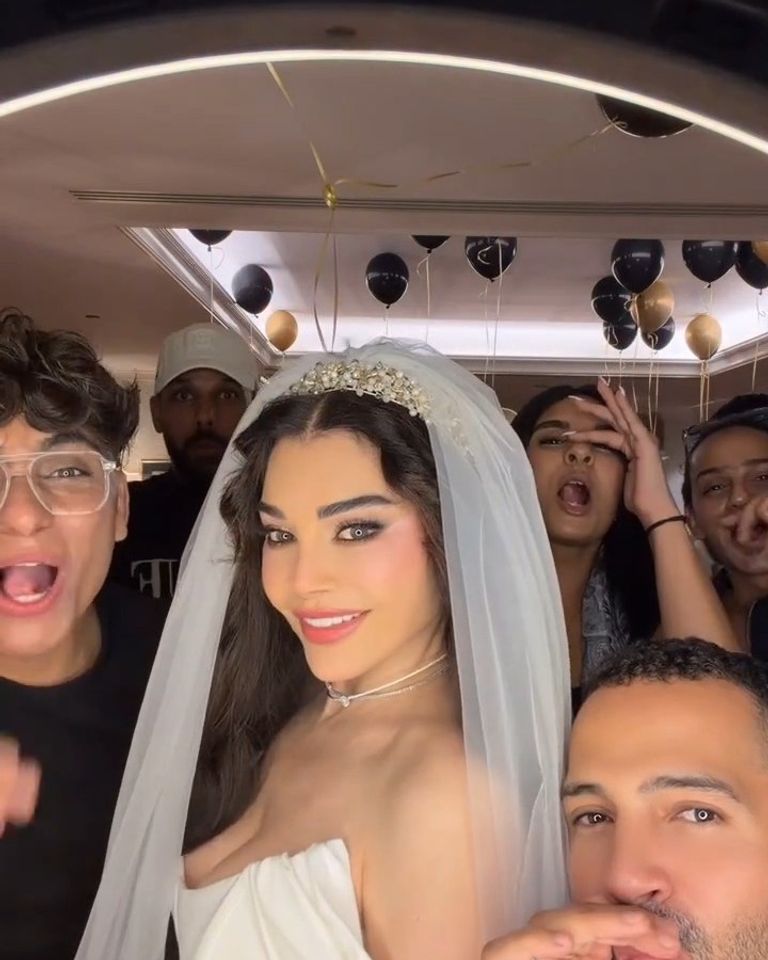 وسط فرحة وزغاريد.. سر ظهور هيفاء وهبي بفستان زفاف في البيت - صورة 1
