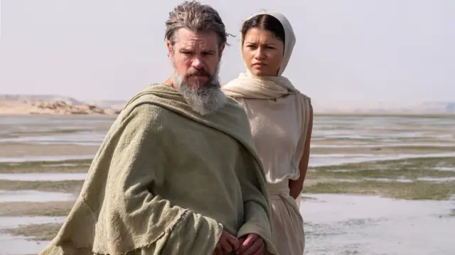مات ديمون في دور أوديسيوس، وزندايا في دور أثينا