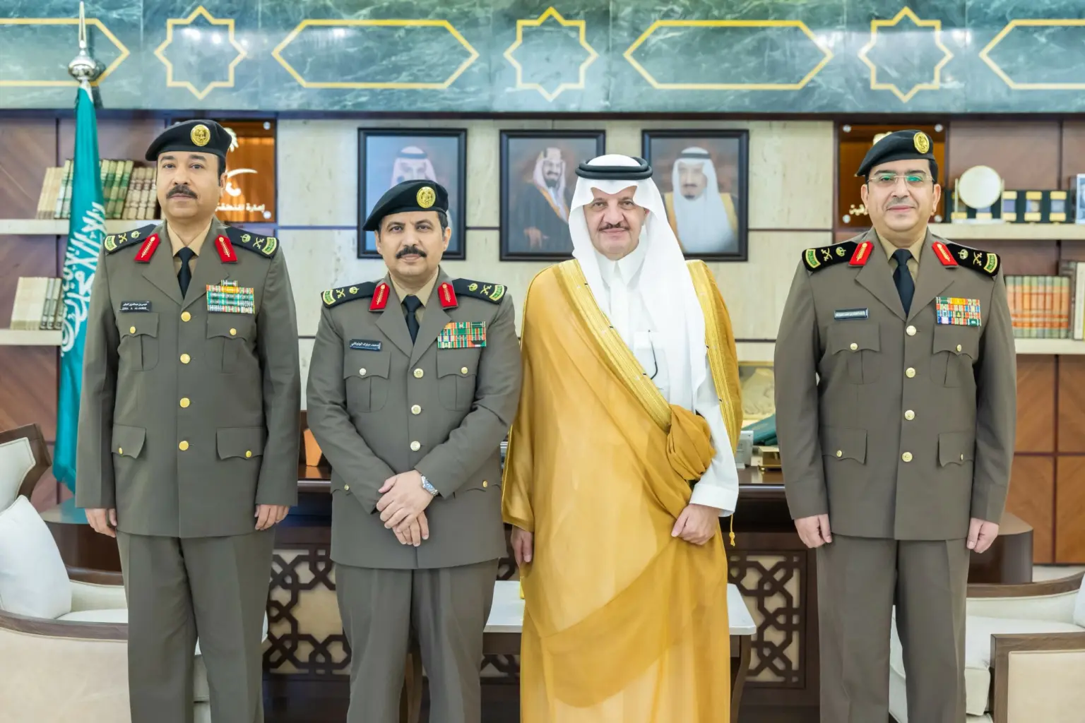 أمير الشرقية يقلّد العبيد الله والجابر رتبتيهما الجديدتين – أخبار السعودية أمير الشرقية يقلّد العبيد الله والجابر رتبتيهما الجديدتين - أخبار السعودية