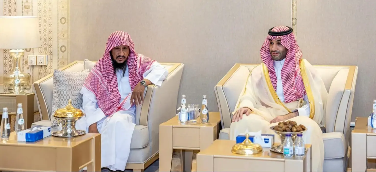 متعب بن مشعل يواسي الزهراني في وفاة ابنه وينقل تعازي أمير المنطقة - أخبار السعودية