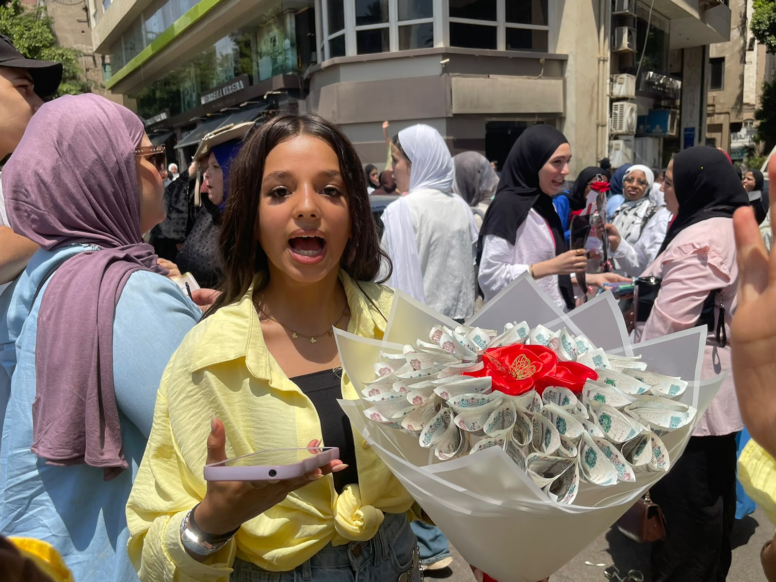 فتاة تخطف الأضواء بعد تقديم هدية لشقيقتها فتاة تخطف الأضواء بعد تقديم هدية لشقيقتها