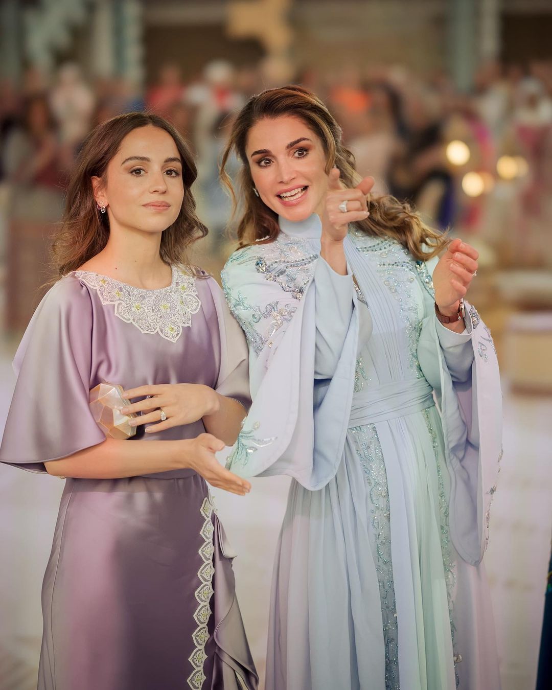 الملكة رانيا لليلة الحناء بفستان سماوي بتصميم أنيق وتطريز ساحر