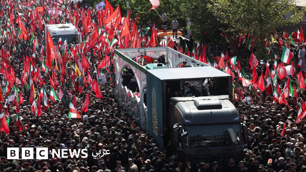 خامنئي: حشود ضخمة في إيران ترافق الموكب الجنائزي “التاريخي” للمرشد السابق قبل تحركه إلى النجف وكربلاء خامنئي: حشود ضخمة في إيران ترافق الموكب الجنائزي "التاريخي" للمرشد السابق قبل تحركه إلى النجف وكربلاء