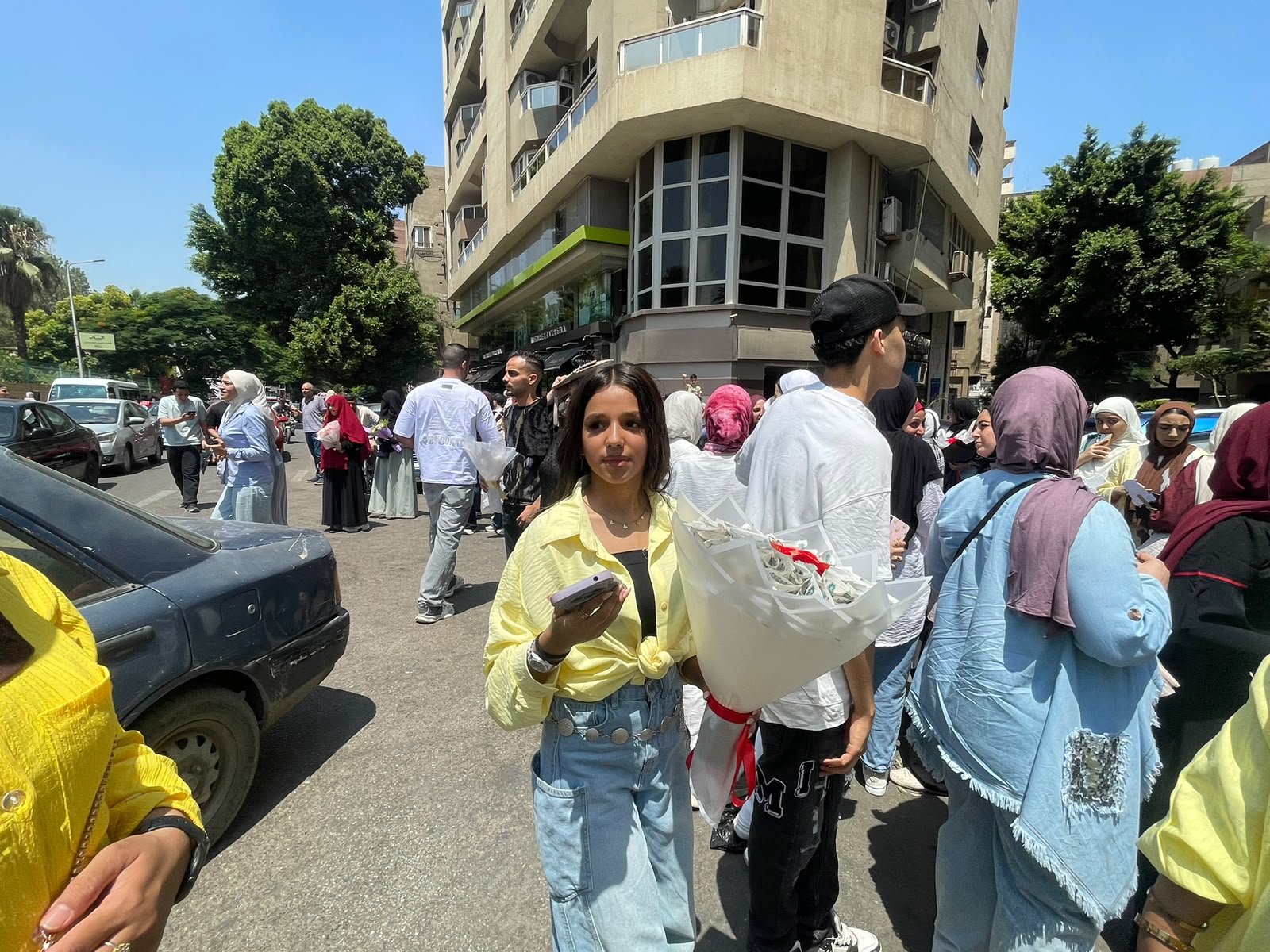 شقيقة تفاجئ أختها بعد آخر امتحان بالثانوية العامة شقيقة تفاجئ أختها بعد آخر امتحان بالثانوية العامة