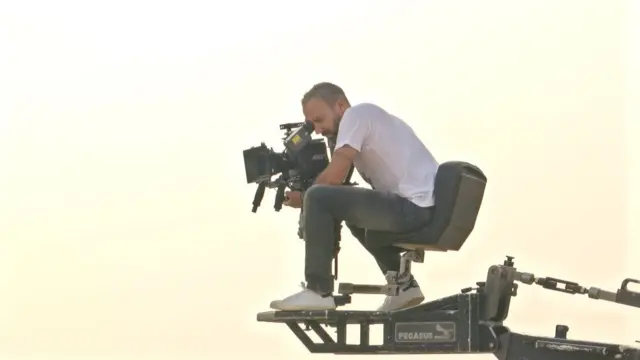 مصور سينمائي يقوم بالتصوير من ارتفاع