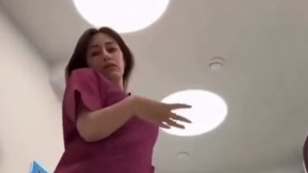 مفاجأة غير متوقعة.. حقيقة رقص طبيبة أسنان داخل العيادة