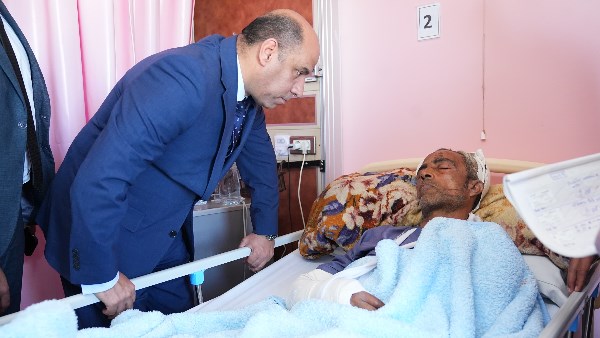 وزير العمل يزور مصابي حادث مشروع القطار السريع ويوجه بتقديم كافة أوجه الرعاية