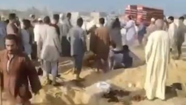 الموت لم يعد واعظا.. جنازة تتحول إلى مشاجرة في مشهد مؤلم يهز القلوب الموت لم يعد واعظا.. جنازة تتحول إلى مشاجرة في مشهد مؤلم يهز القلوب