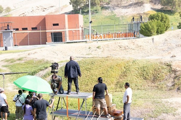 بالصور.. العين تستقطب تصوير «صقر وكناريا».. بدعم من «أبوظبي للأفلام»